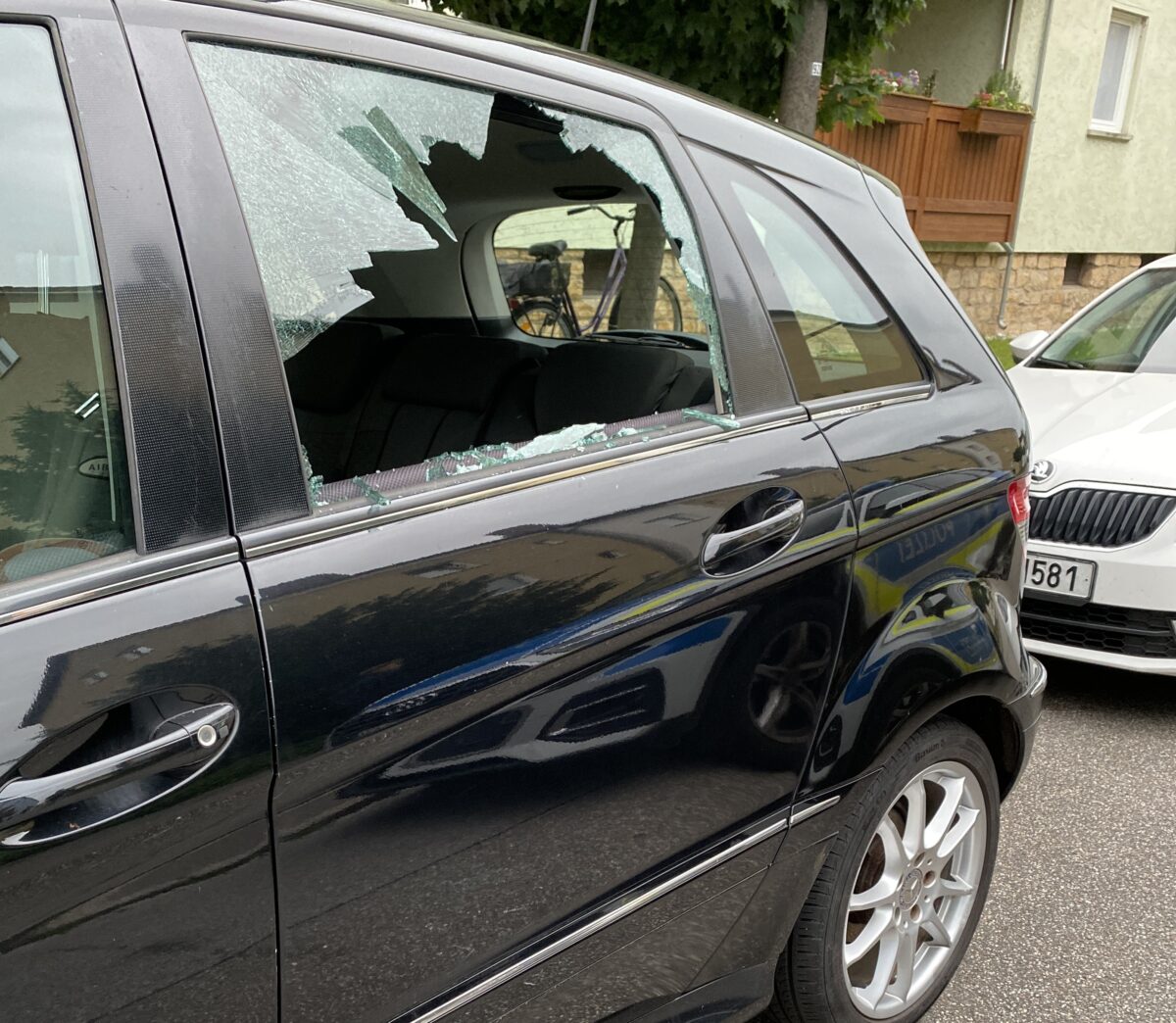 Mann schlägt Autoscheibe ein und haut ab