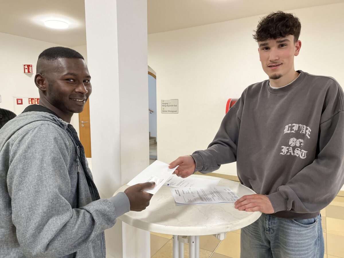 Landkreis führt Bezahlkarte für Flüchtlinge ein