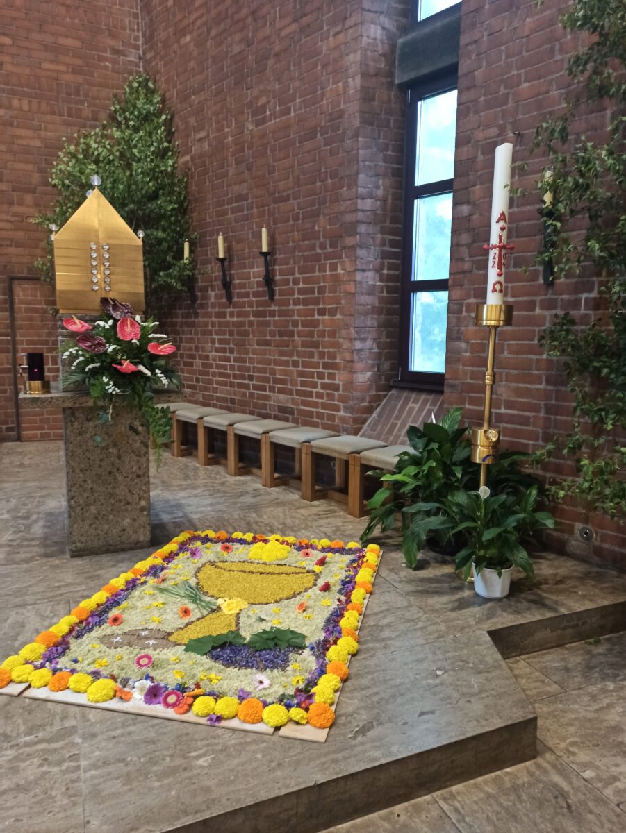 Ministrantenwerk: Kunstvoller Blumenteppich in Weiden