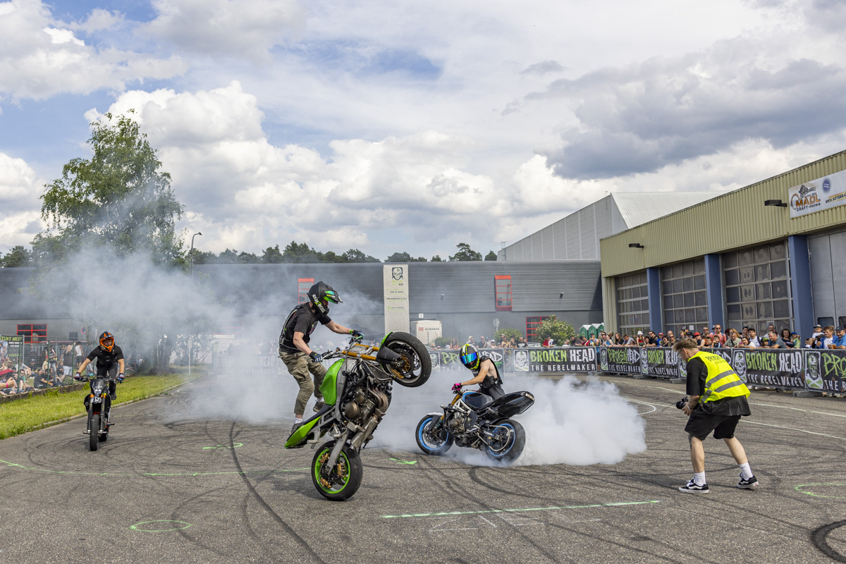 Viel Motorpower, heiße Drifts und coole Stunts beim Broken Head European Stunt Masters