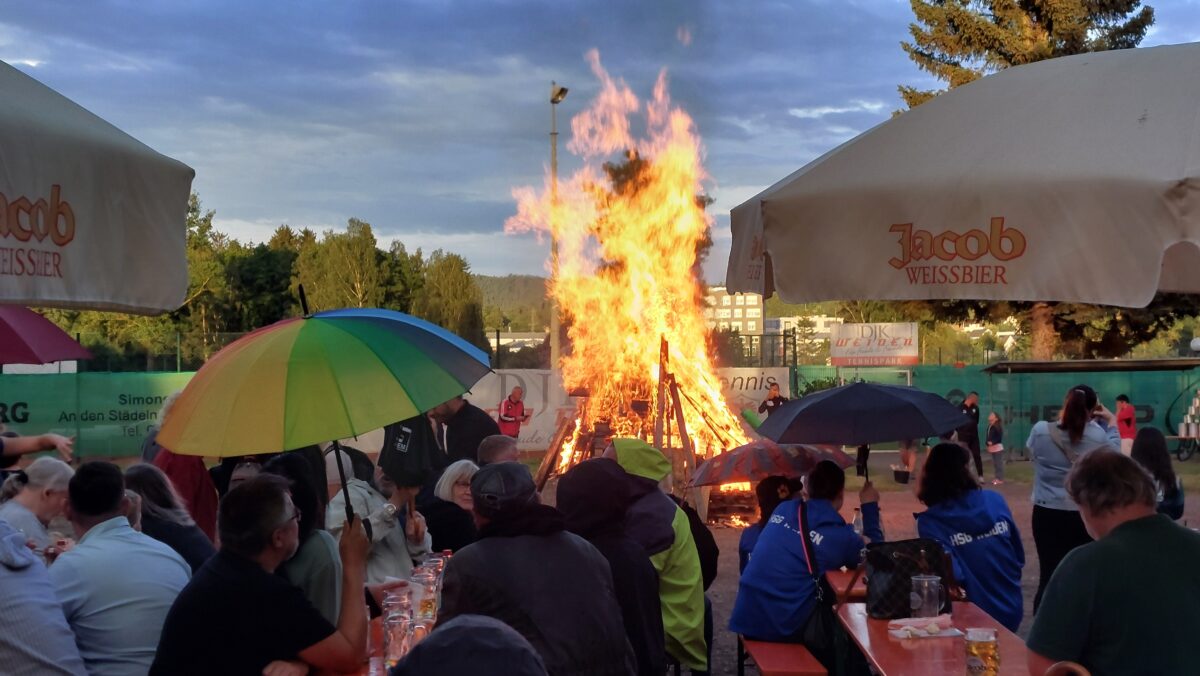Die Besucher des DJK-Johannisfeuers blieben fast trocken