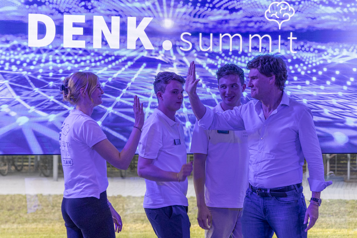 Starlöwe Maschmeyer als Teamplayer beim DENK.summit in Weiherhammer