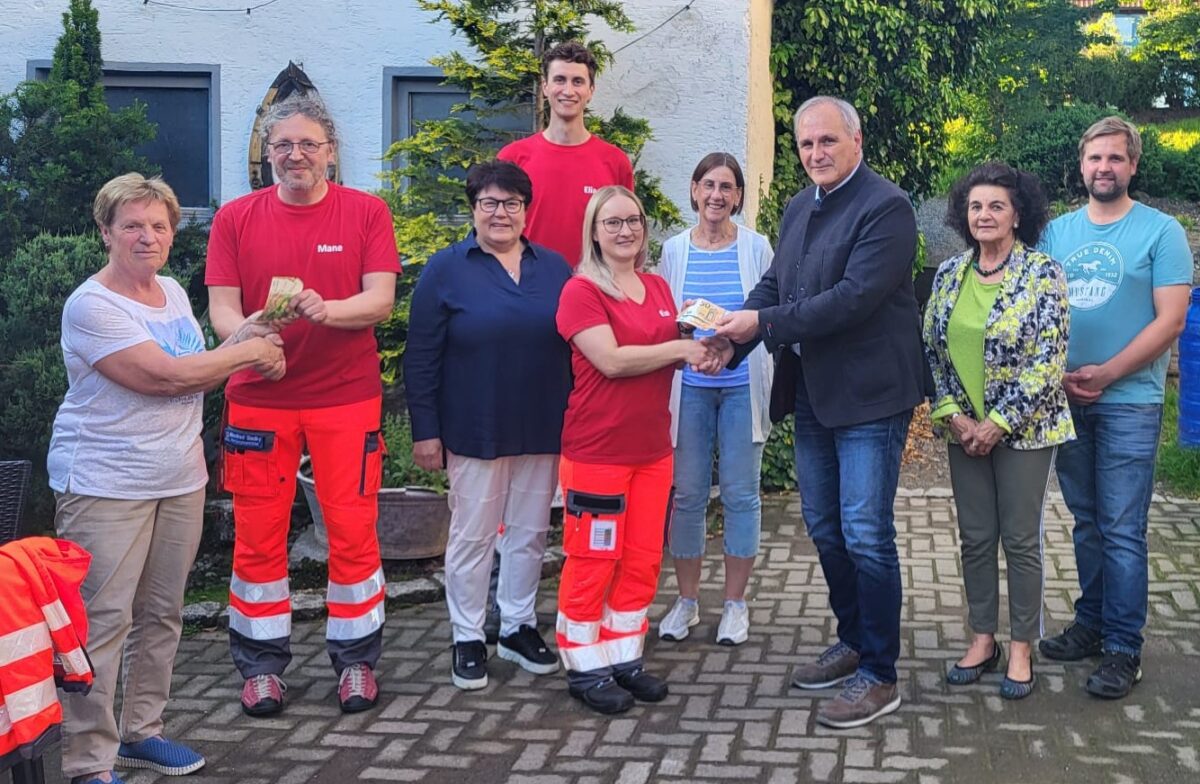 Helfer vor Ort: Großzügige Spende für ein Rettungsauto