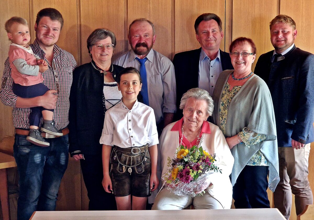Anna Näger feiert umgeben von Familie ihren 90. Geburtstag