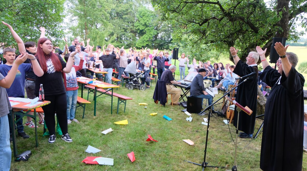 Wir gehören zusammen: Gottesdienst auf dem Flosser Land ein gläubiges Bekenntnis