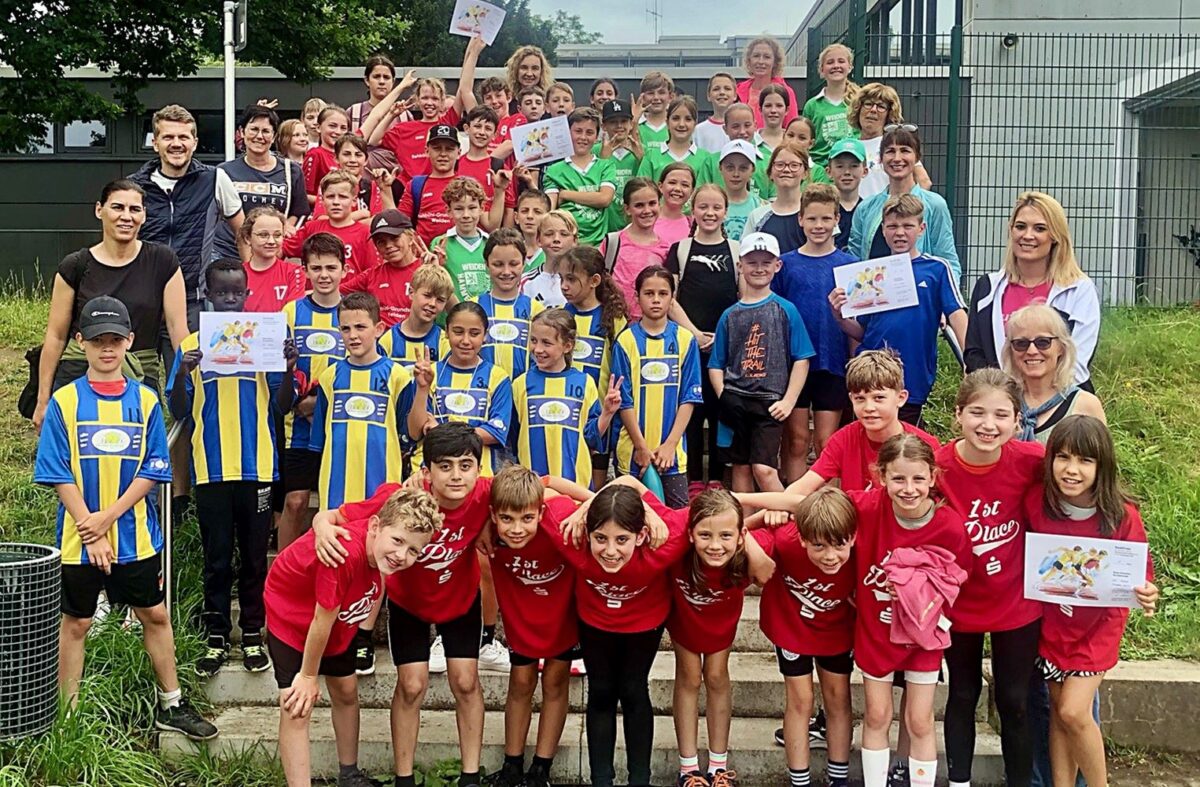 Junge Schülerinnen und Schüler messen sich im Leichtathletik-Teamwettbewerb