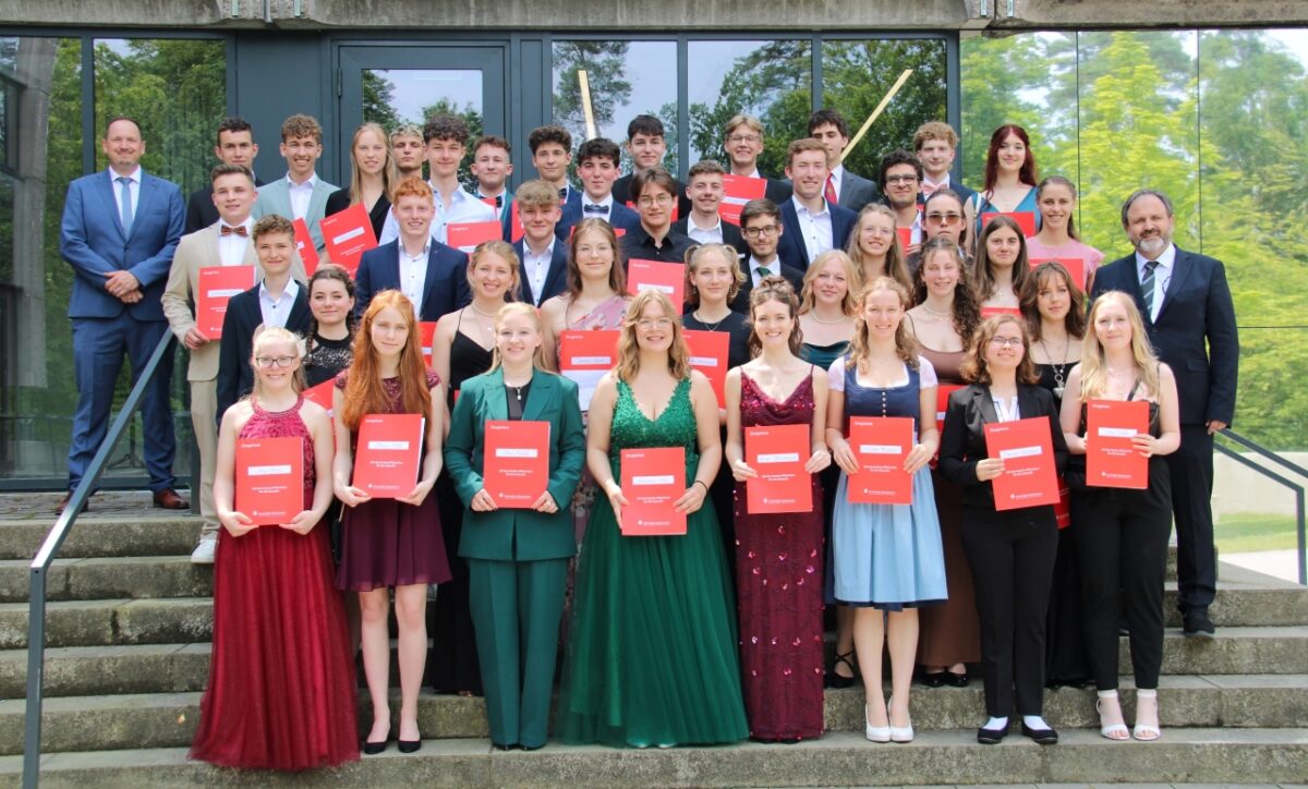 Gymnasium Neustadt verabschiedet Abiturienten – Meilenstein im Leben