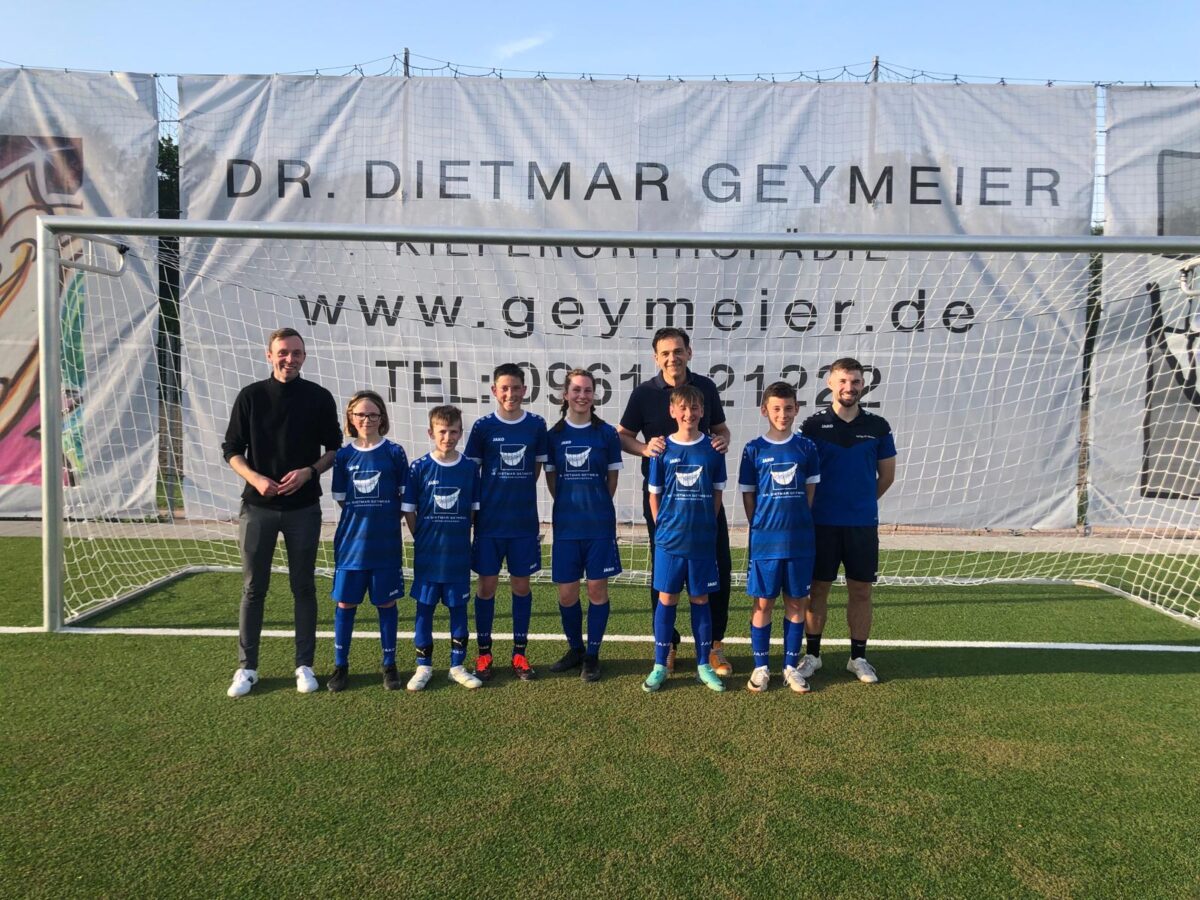 Immer lächeln – die U 13 der Spvgg SV Weiden ist stolz auf ihre neuen Trikots