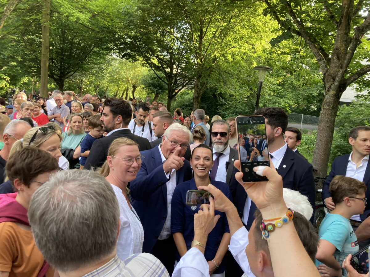 Präsident geht auf die Serenade: Bad in der Menge
