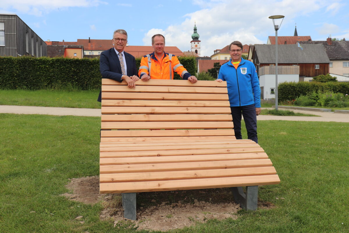 Fehlt nur noch der Sommer – neue Liegebänke für den Fischhofpark