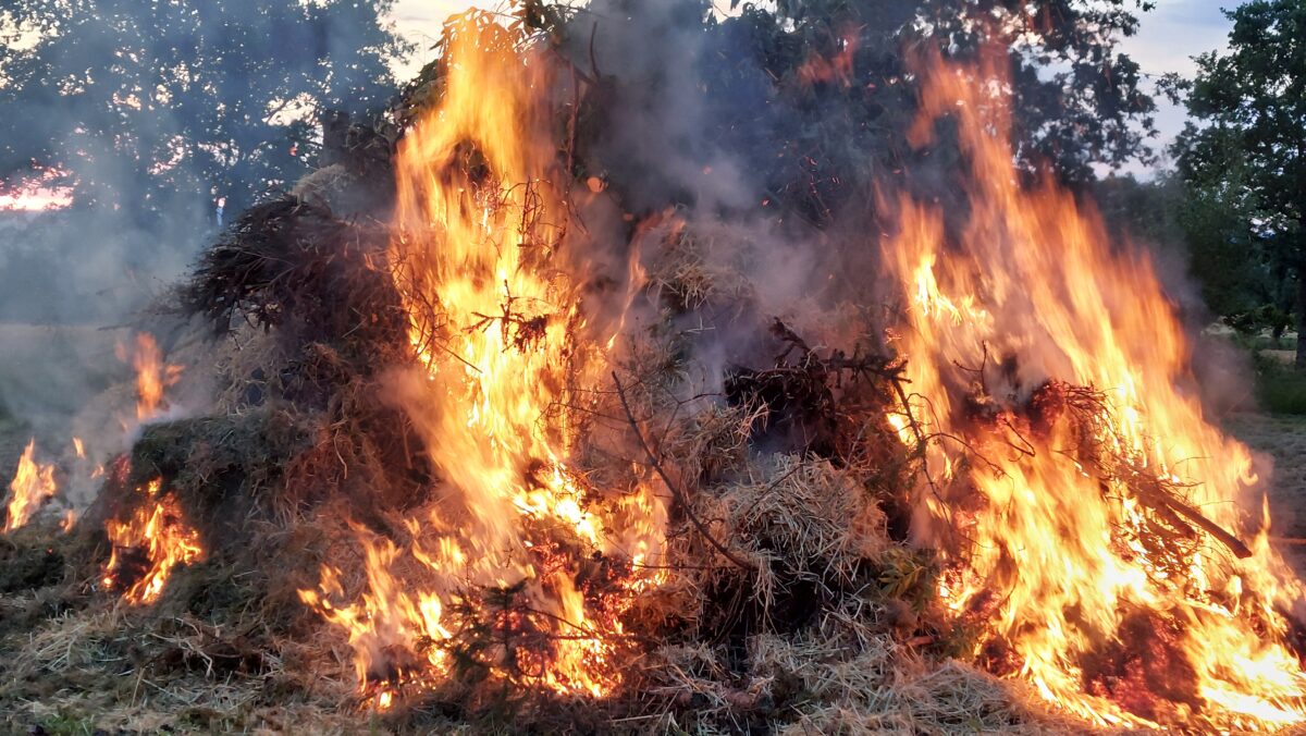 OWV Weiden entzündet Johannisfeuer am Steinernen Tisch