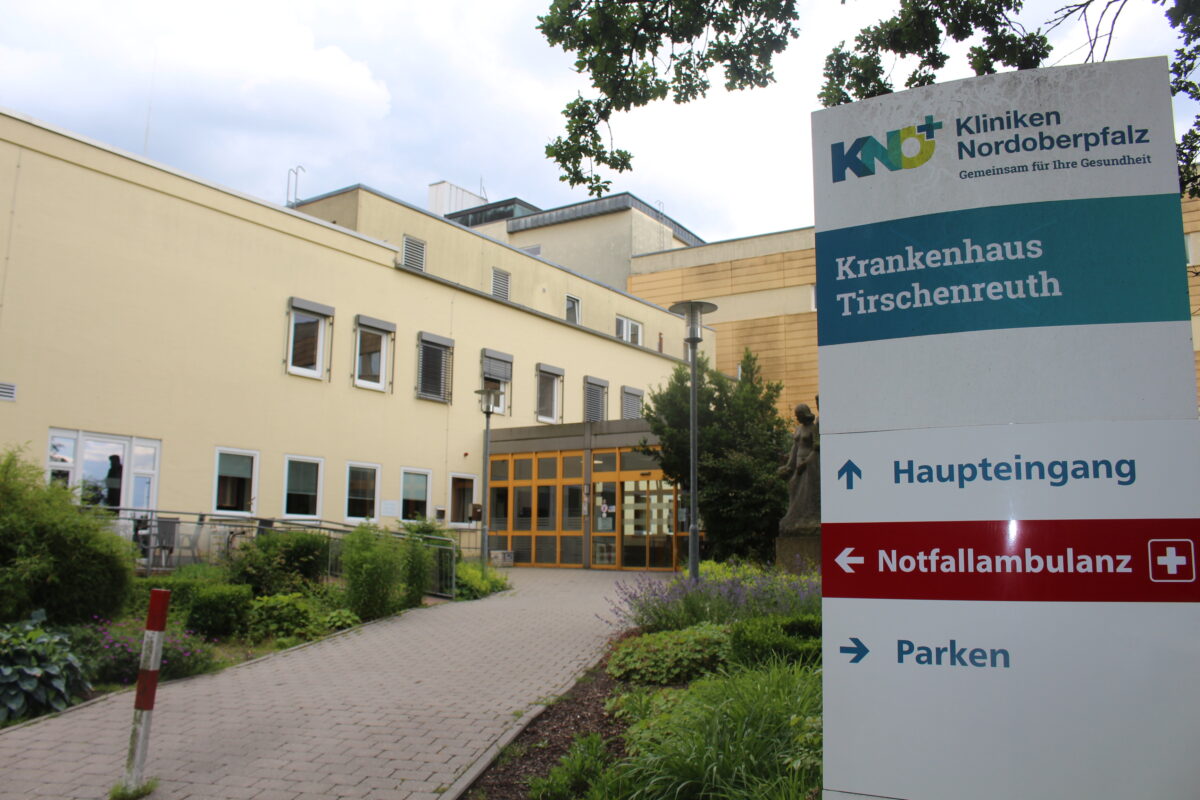 Vor Krankenhaus Tirschenreuth: Seniorin (85) von eigenem Auto überrollt