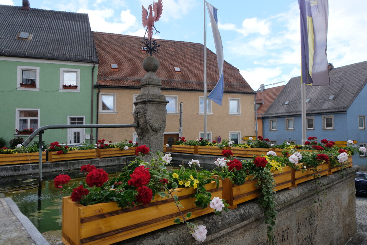 Röhrkasten und Luitpoldplatzbrunnen – zwei Flosser Blickfänge