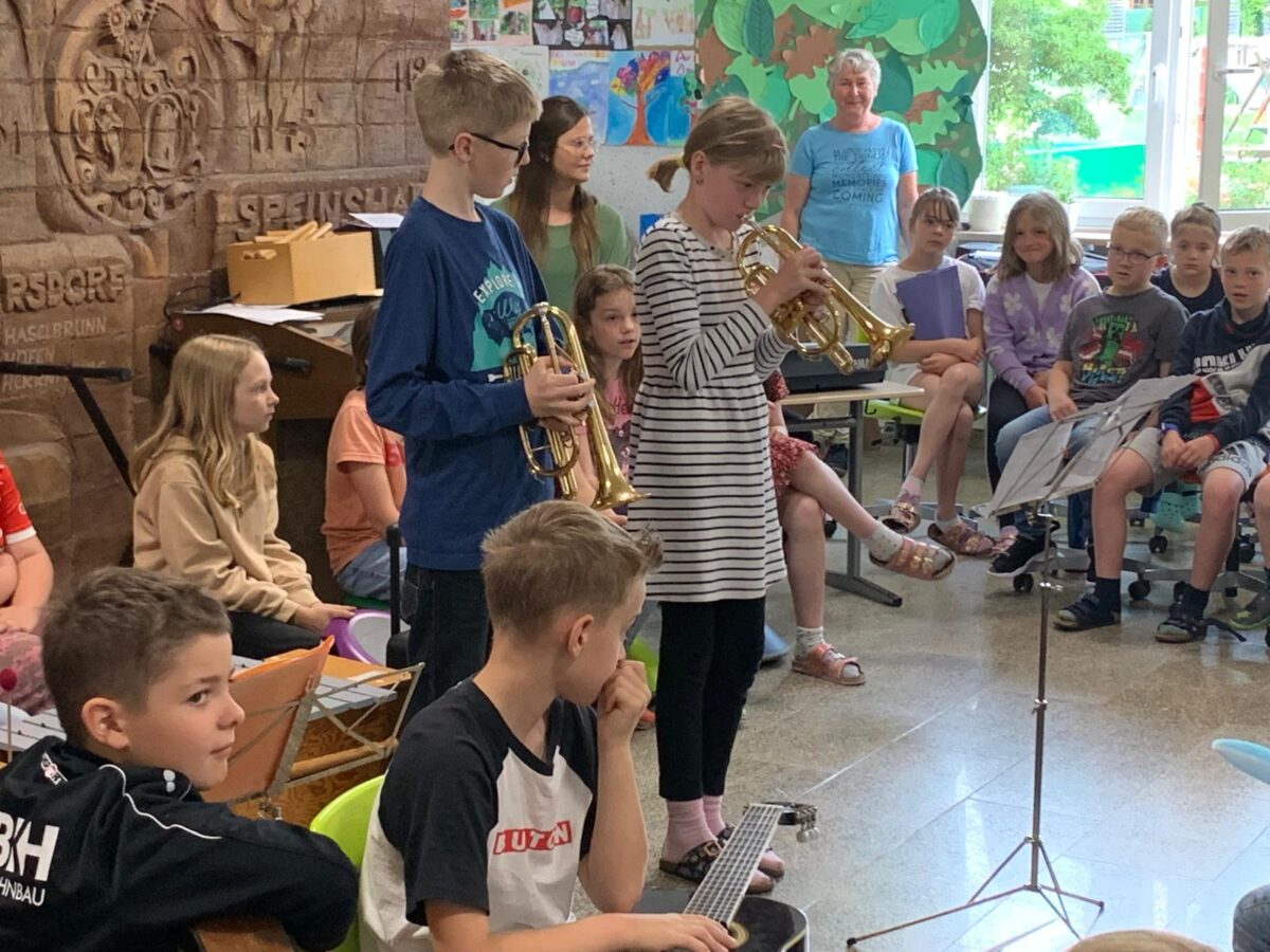 Instrumente und Tanz bereichern Schulalltag in Speinshart