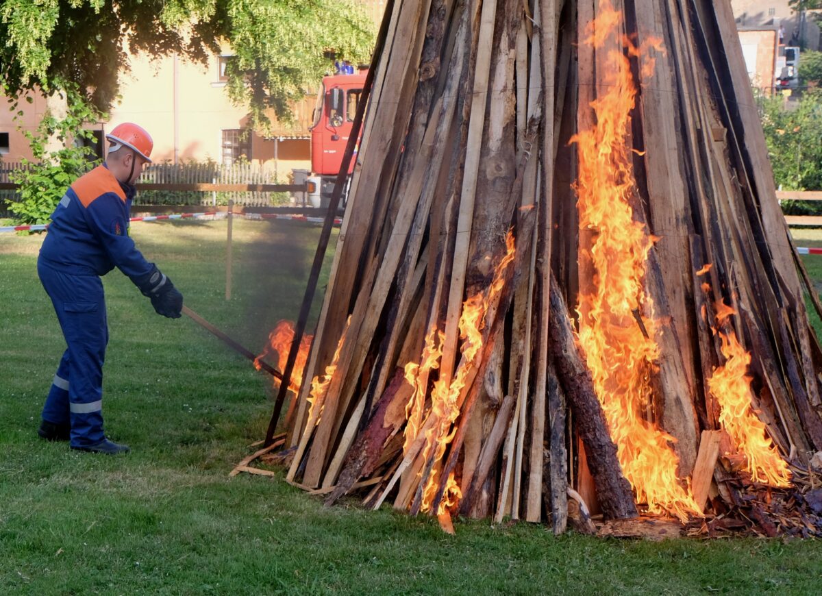 Tradition und Brauchtum spiegeln sich im Sonnwendfeuer wider
