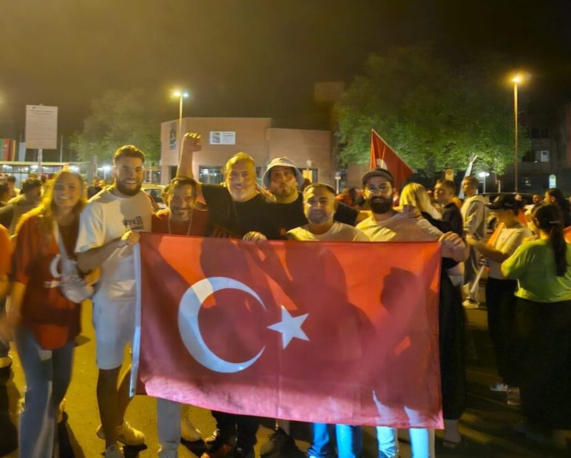 Autokorso zum Großparkplatz: Türken ziehen ins Achtelfinale ein