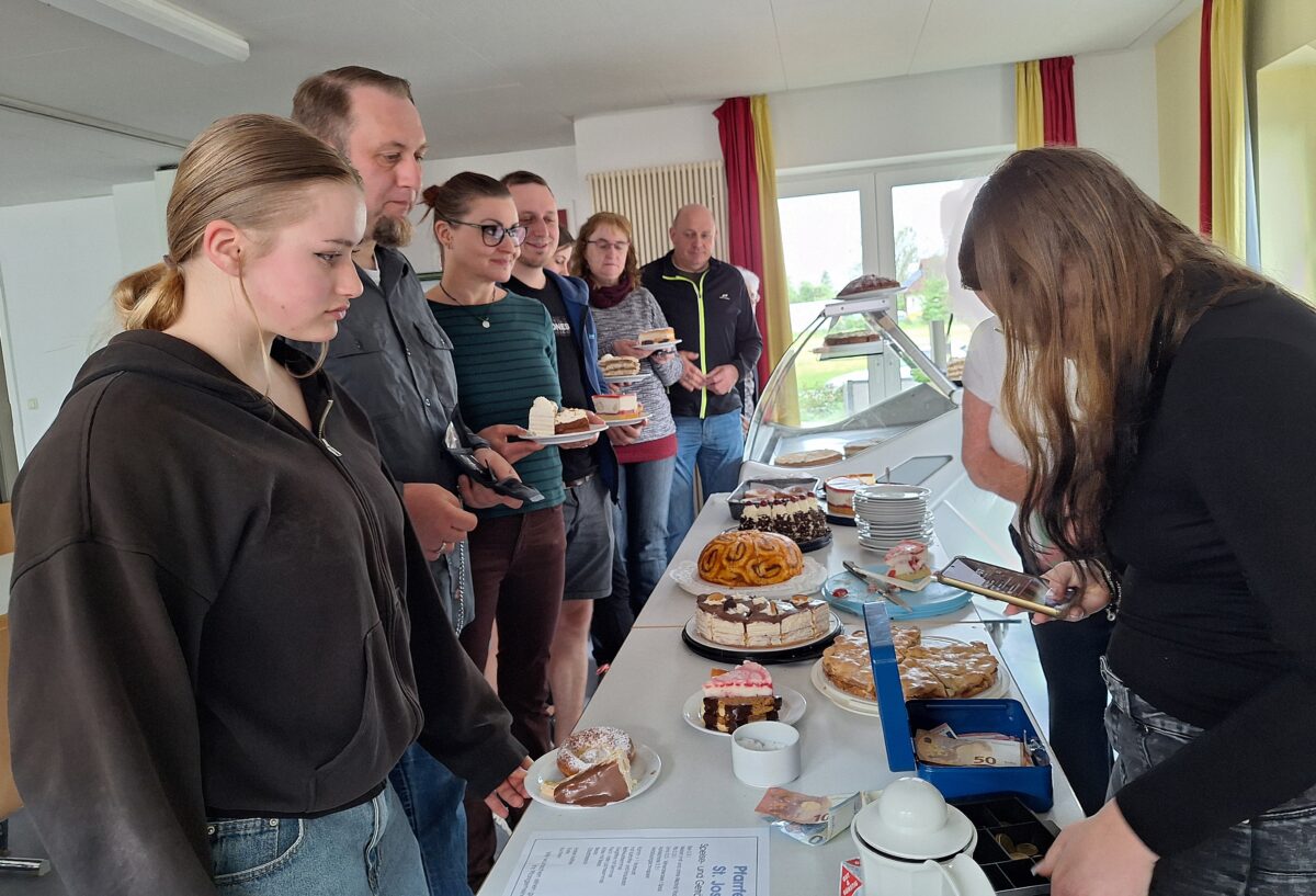 Bechtsrieth feiert Pfarrfest trotz Regen