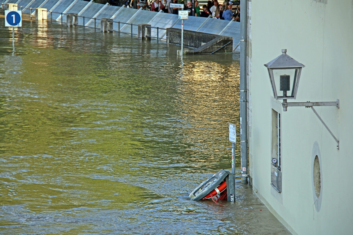 Hochwasser in Regensburg: Halten die Schutzelemente auf dem völlig durchnässten Boden?