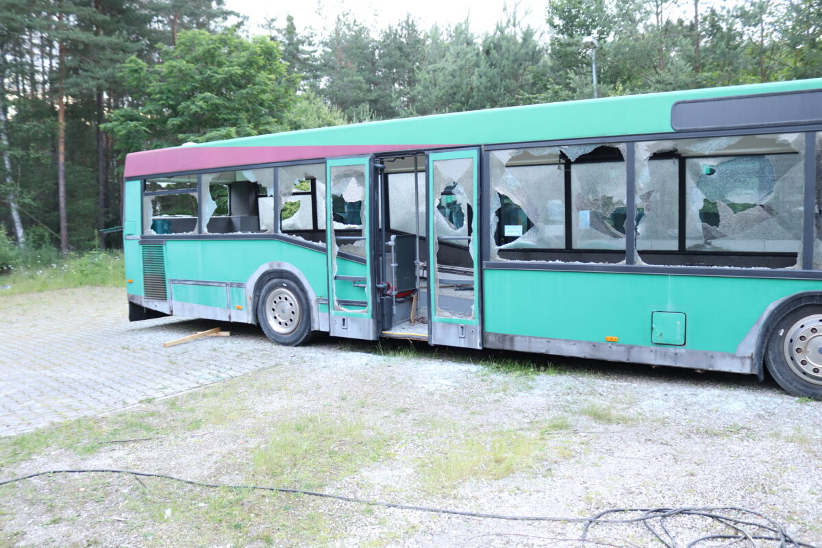 Jugendliche zertrümmern Scheiben eines Busses