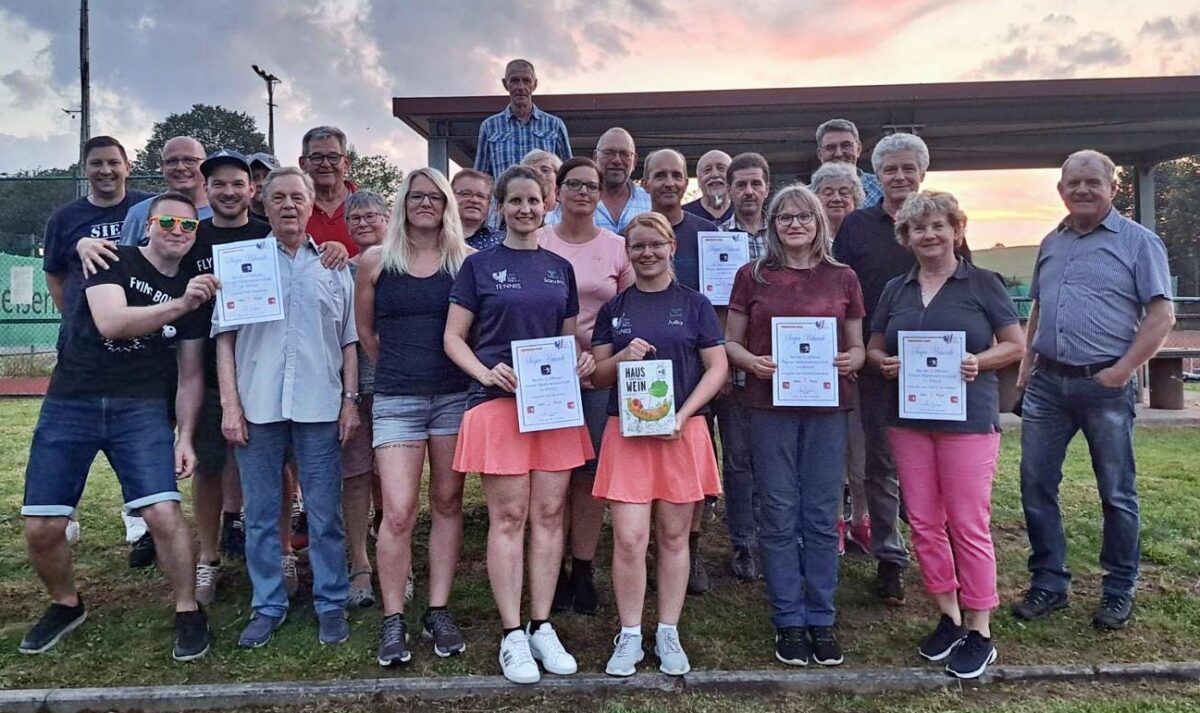 Begeisterte Teams bei Boule-Meisterschaft in Floß