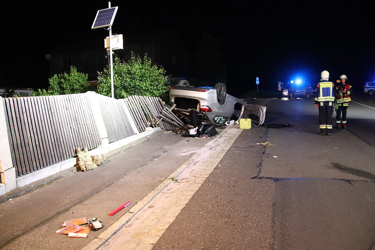 Verwüstung nach schwerem Verkehrsunfall