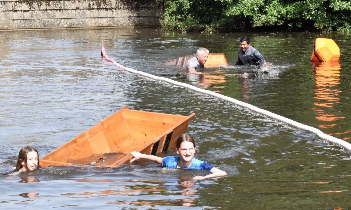 Sautrogrennen in Grafenwöhr: Internationales Spektakel am Stadtweiher