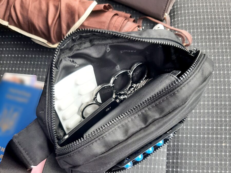 Viele Reisende mit Waffen, Drogen und Haftbefehlen