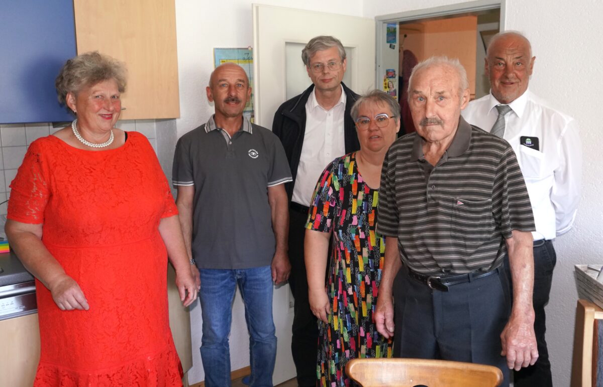 Der Älteste im Dorf ist aus besonderem Holz geschnitzt