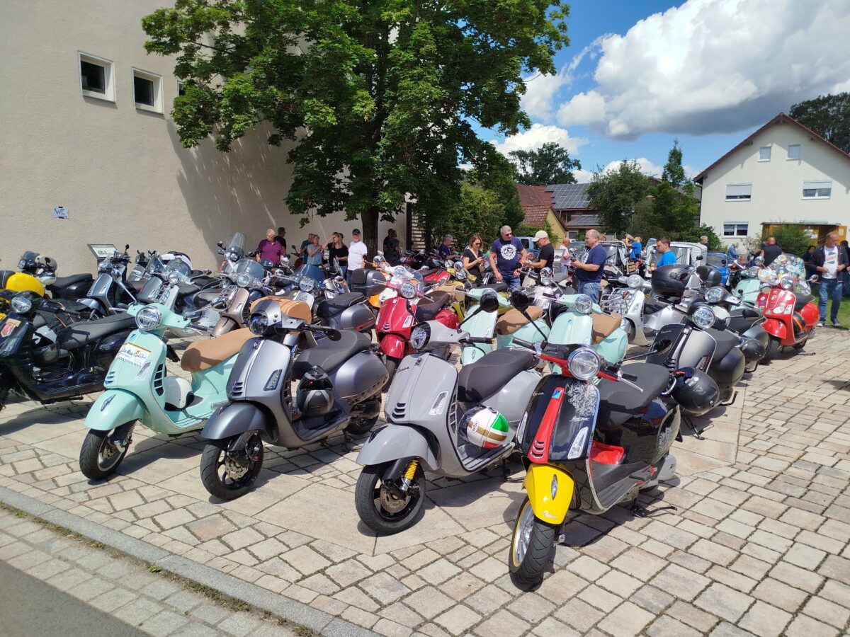 Sonnenstrahlen und Vespas glänzen in Schwarzenbach