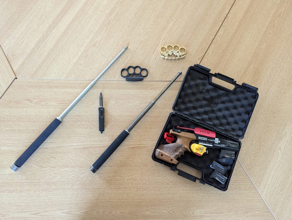 Drei Haftbefehle, verbotene Waffen und ein Schlagring in der Unterhose