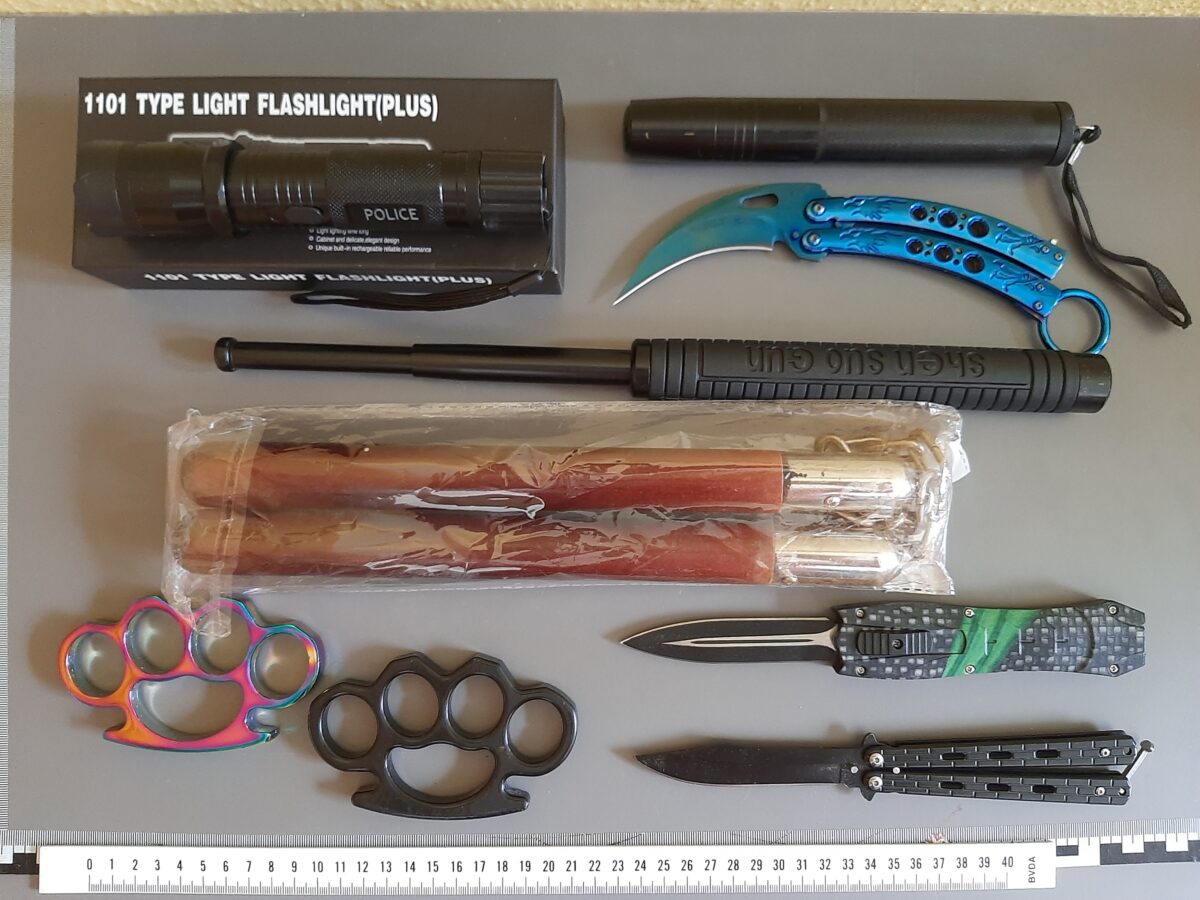 Wochenendbilanz der Bundespolizei: drei Haftbefehle und 18 verbotene Waffen