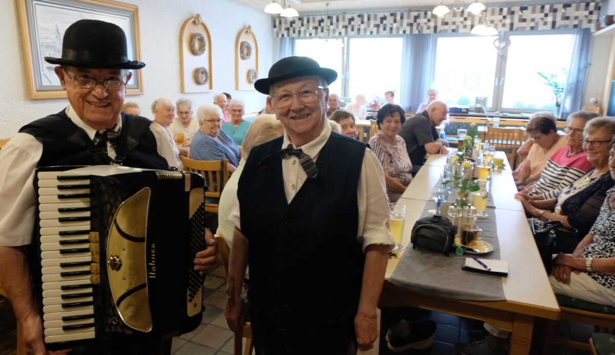 AWO-Senioren feiern in Floß mit Herz und Humor