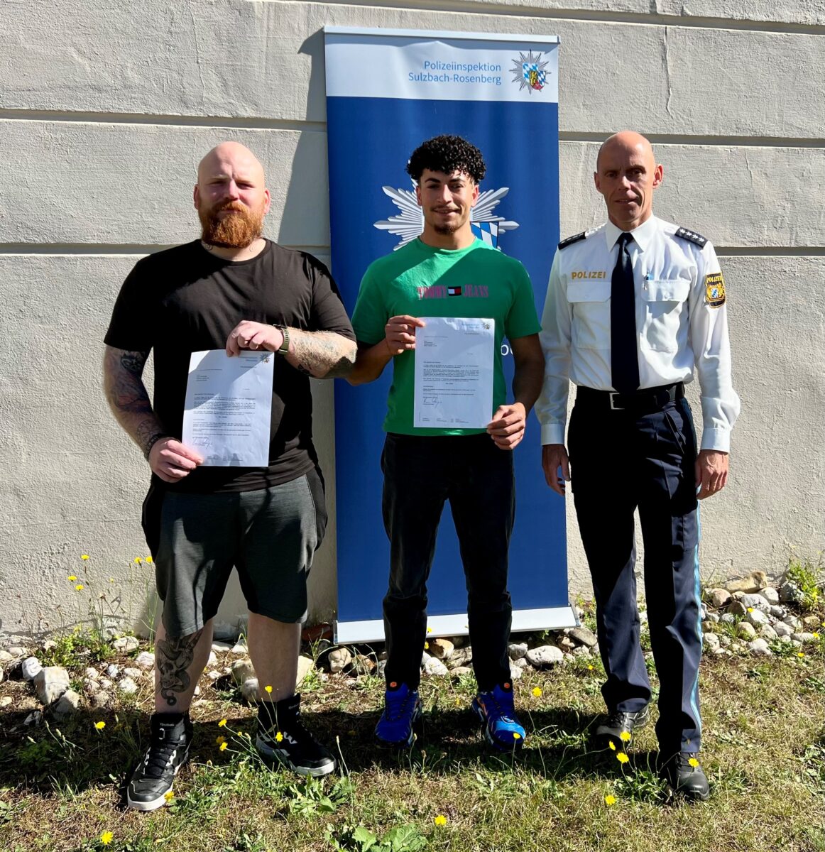 Mutige Passanten helfen bei Zugfestnahme