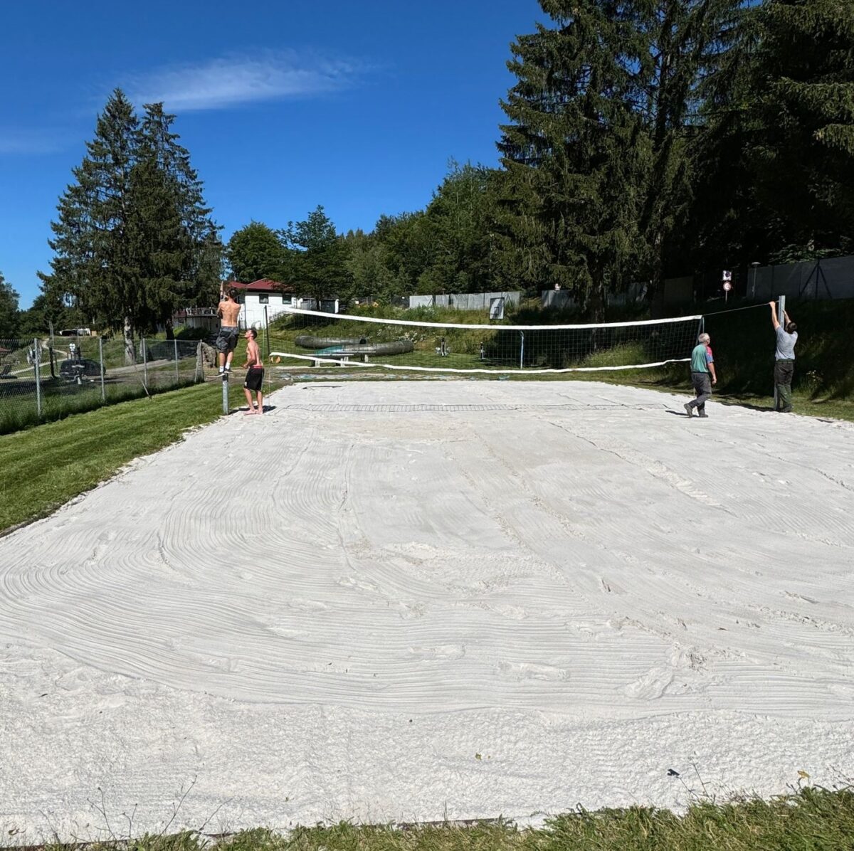 Jetzt kann es losgehen: weicher Sand für das Volleyballballfeld Gaisweiher