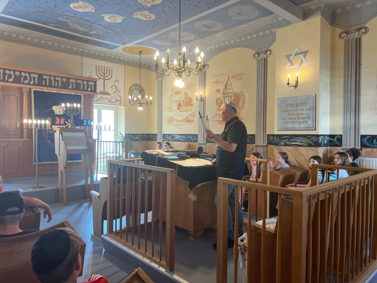 Ein Blick über den Tellerrand: Schülerinnen und Schüler besuchen die Synagoge in Weiden