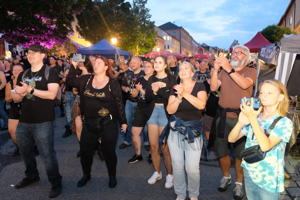Mittelalterrock und Dudelsack erobern Eschenbach