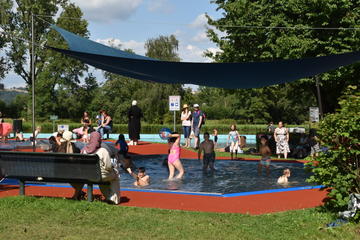 Sonniger Spaßtag für Familien im Stadtbad Weiden