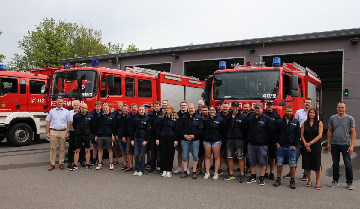 Feuerwehr Floß erhält neue Jacken durch Sponsoren