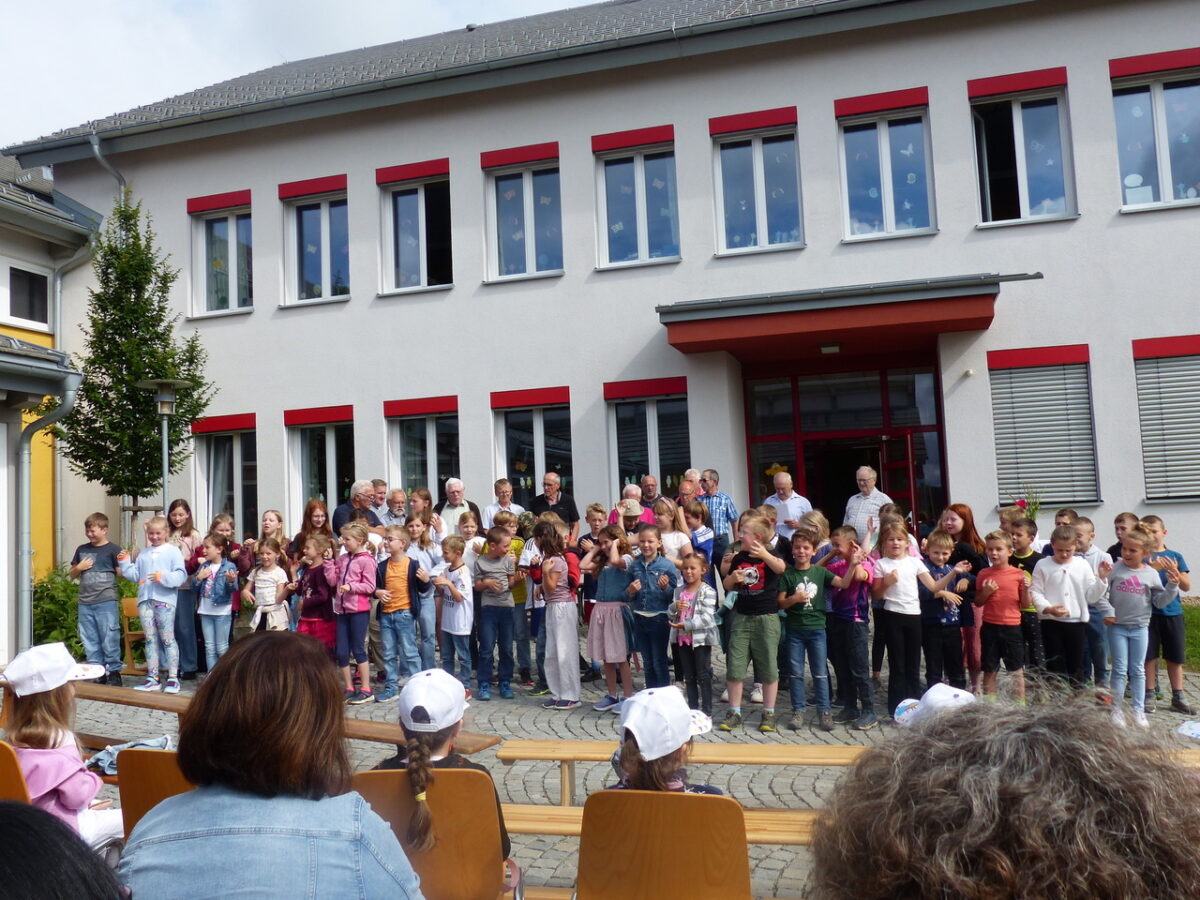 Leuchtenbergs Grundschüler singen für neue Bücher