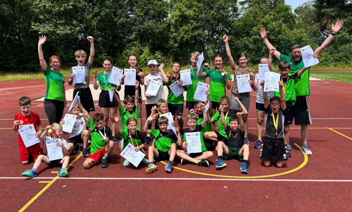 Urkunden für die Besten bei der Leichtathletik-Stadtmeisterschaft