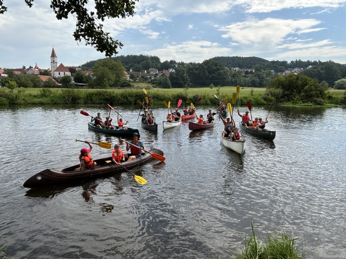Kinder erobern die Naab beim Kanu-Tag in Weiden