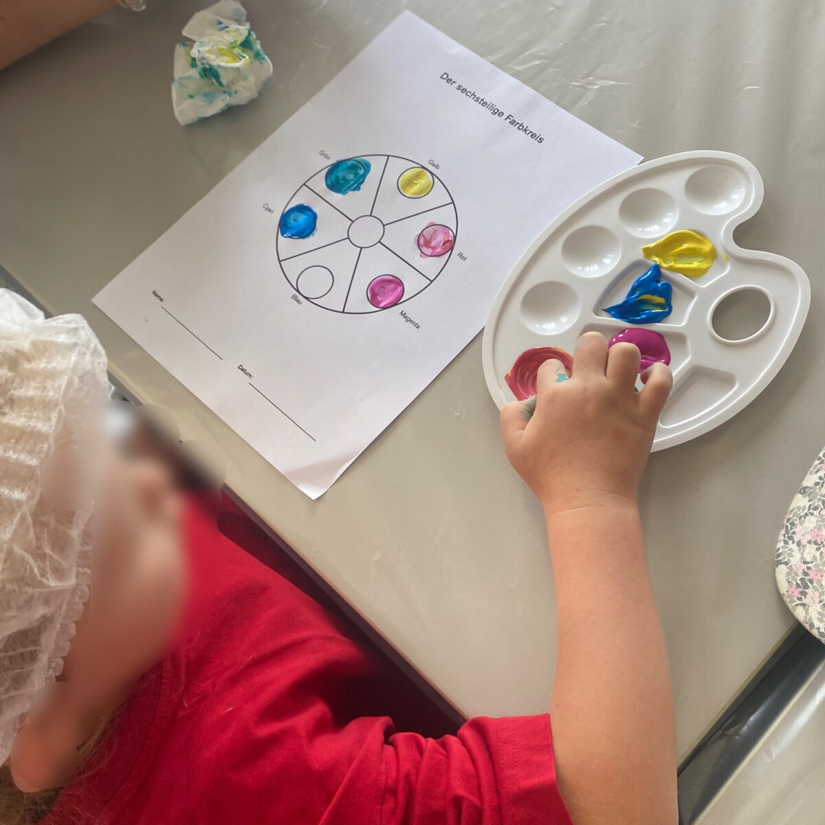 Kindergartenkinder entdecken die Welt der Verpackungstechnologie