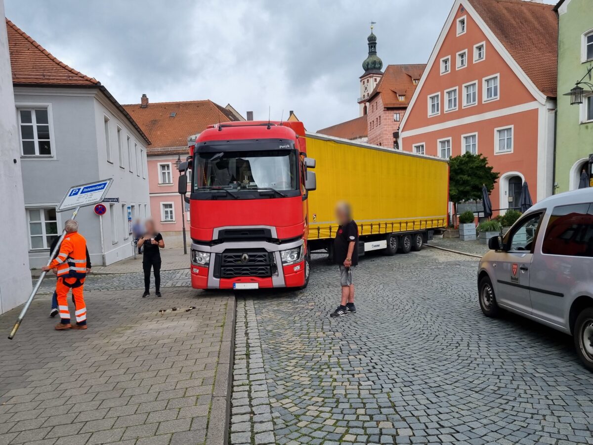 Lkw blockiert zeitweise Rosenberger Straße