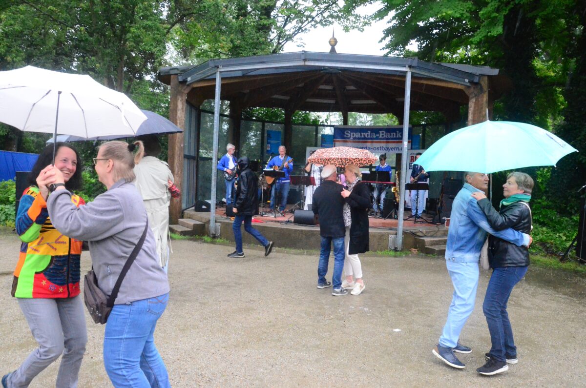 „Rock Connection“: Fans tanzen im Regen