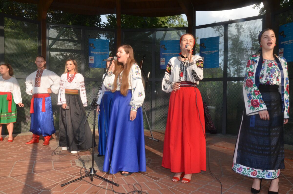 Folklore-Gruppe aus dem Westen der Ukraine spielt im Max-Reger-Park