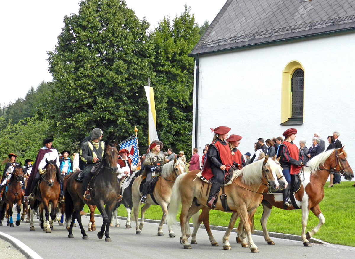 „Zuagroaste“ Künstler begeistert vom Tännesberger St.-Jodok-Ritt