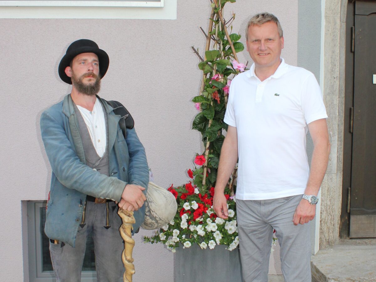 Wandergeselle Matthias besuchte das Rathaus Maxhütte-Haidhof
