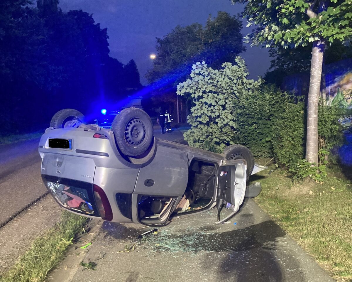 Auto überschlägt sich – Fahrerin leicht verletzt
