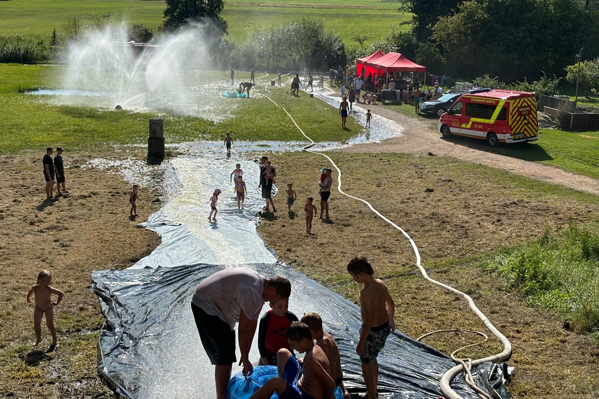 Ferienaktion: Wasserschlacht mit der Feuerwehr begeistert Kinder und Erwachsene