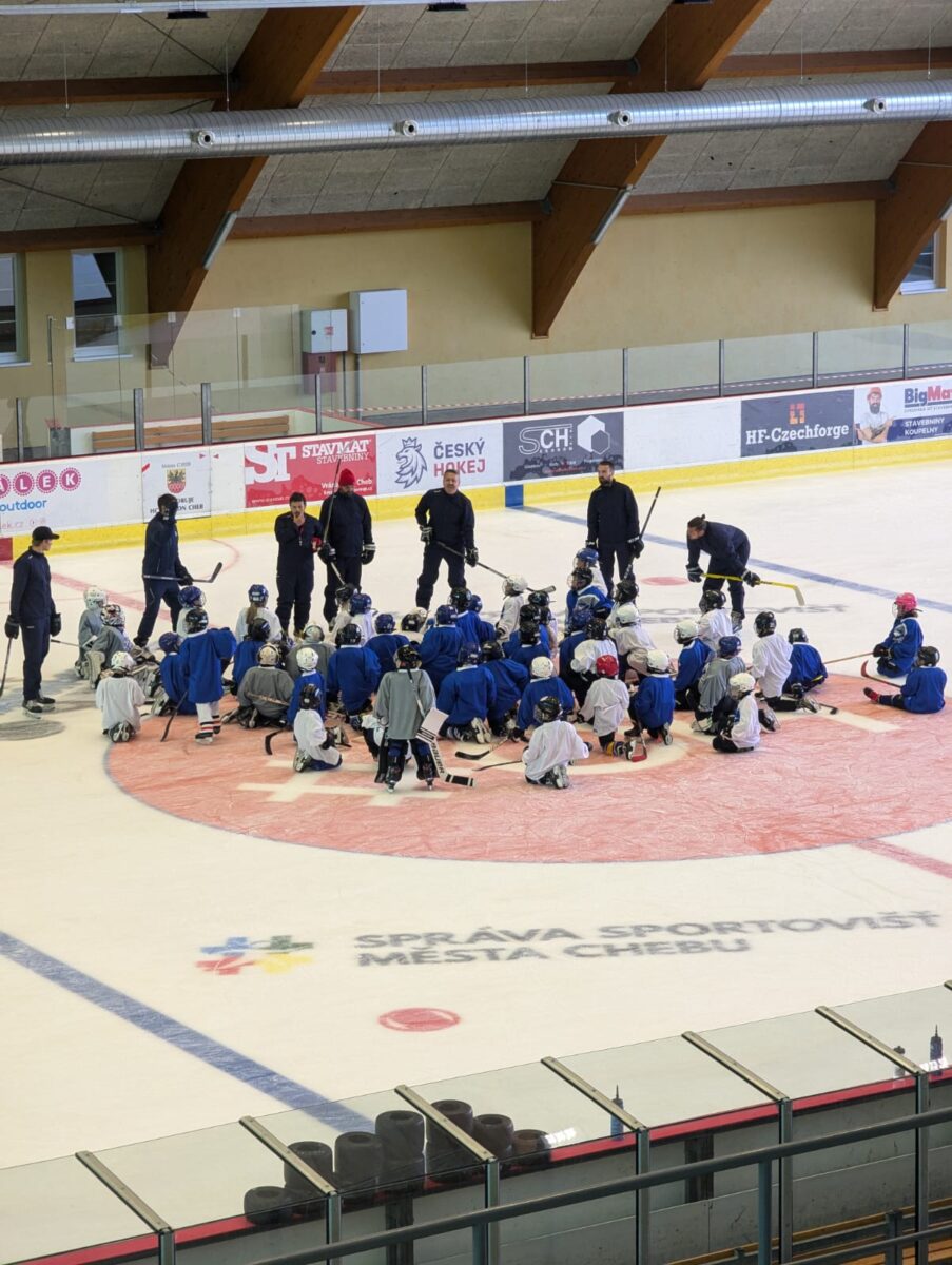 Grenzübergreifendes Eishockeycamp in Eger begeistert junge Sportler